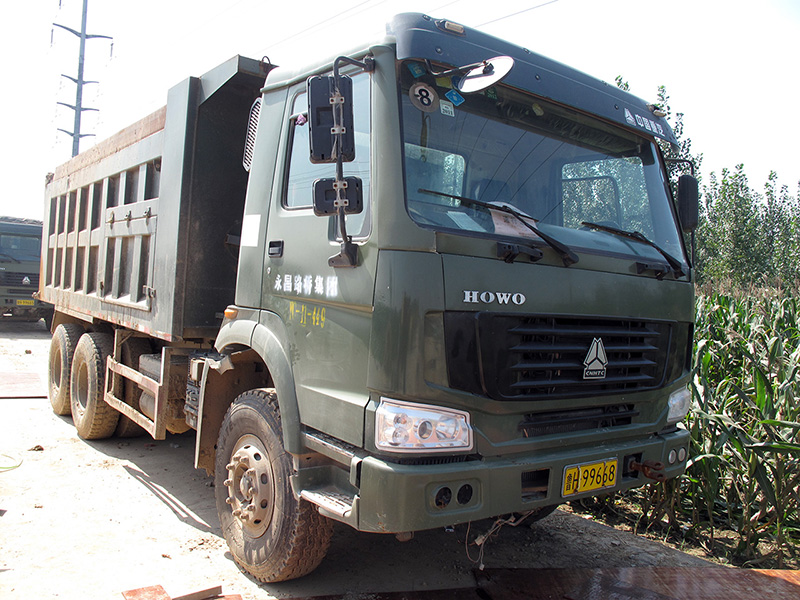 運(yùn)輸設(shè)備：豪沃自卸車(chē)